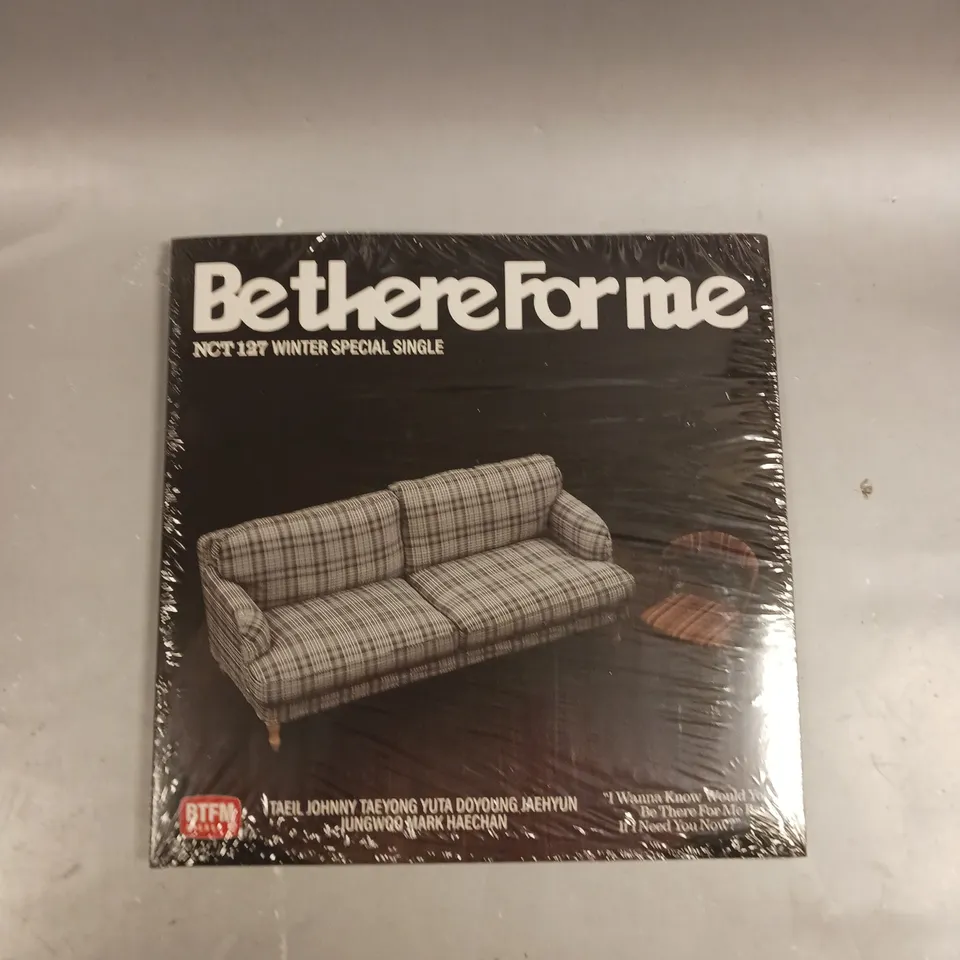 APPROXIMATELY 20 ASSORTED VINYL RECORDS TO INCLUDE THE SEEKERS, SILVEROLLER AT DAWN, THE THREE DEGREES ETC 