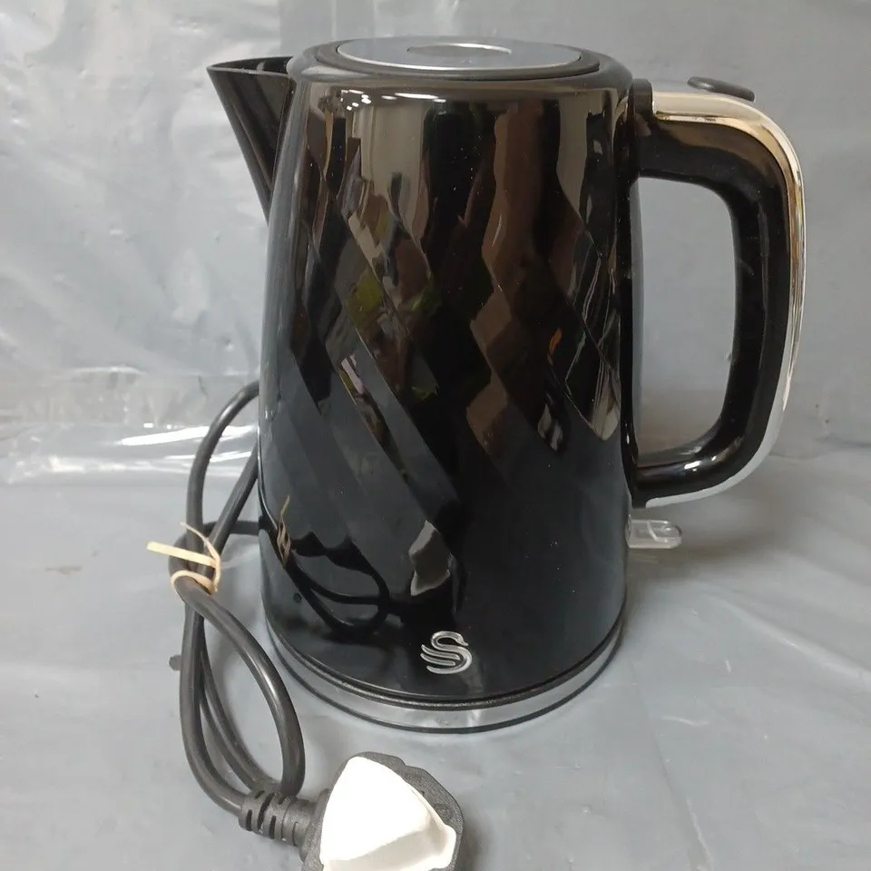 SWAN SK14611BLK WINDSOR 1.7L TEXTURED KETTLE - BLACK