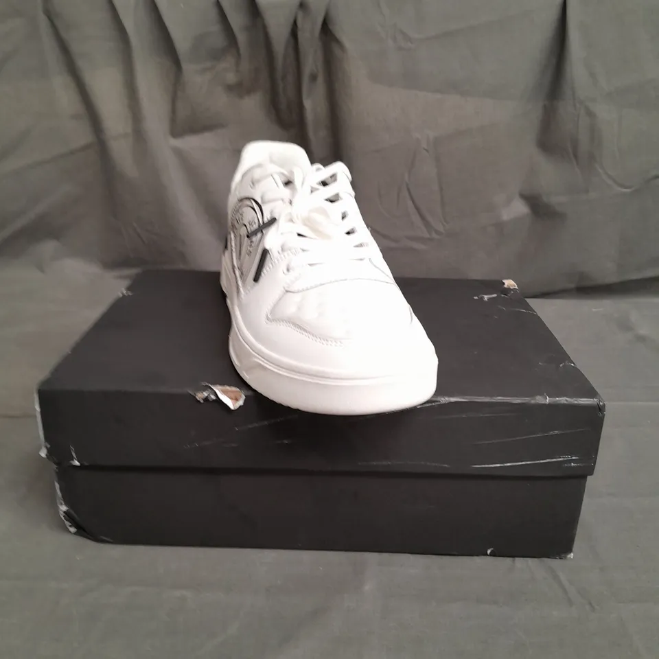 BOXED PAIR OF VERSACE JEANS COUTURE SNEAKERS WHITE SIZE 8.5