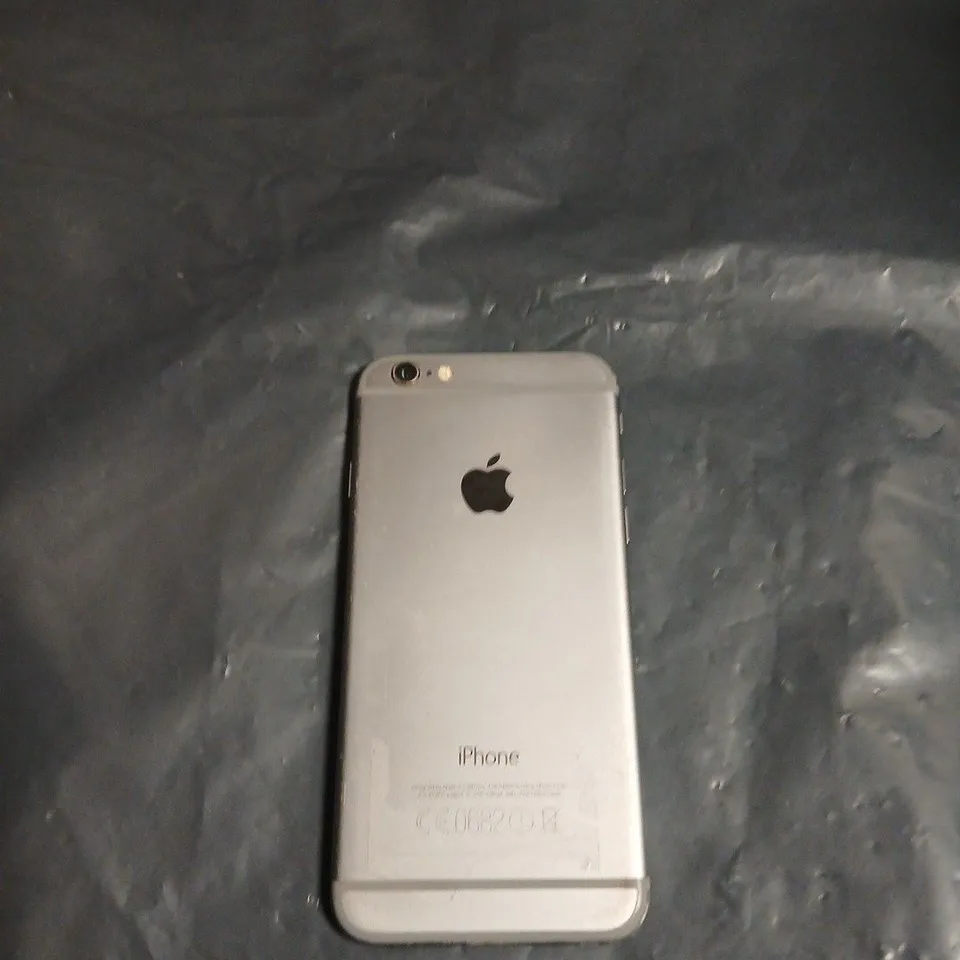 Apple iPhone– Silver, cracked front display