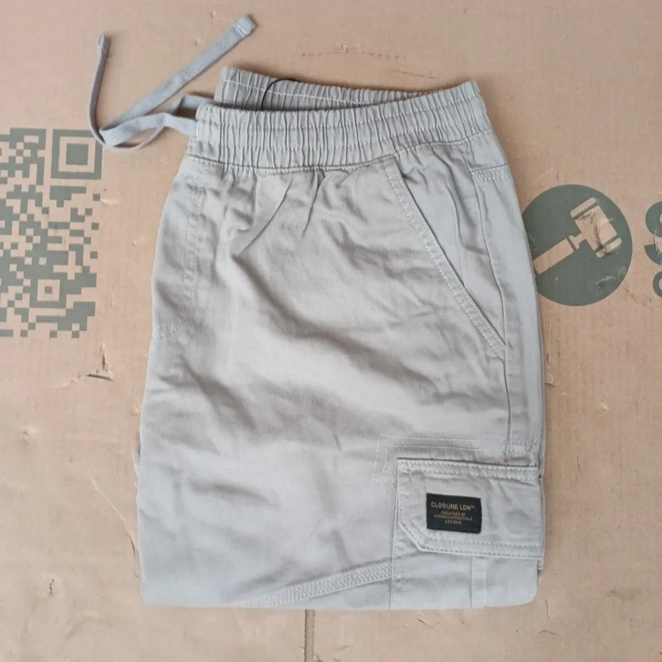 CLOSURE UTILITY CARGO SHORTS IN GREY SIZE LARGE