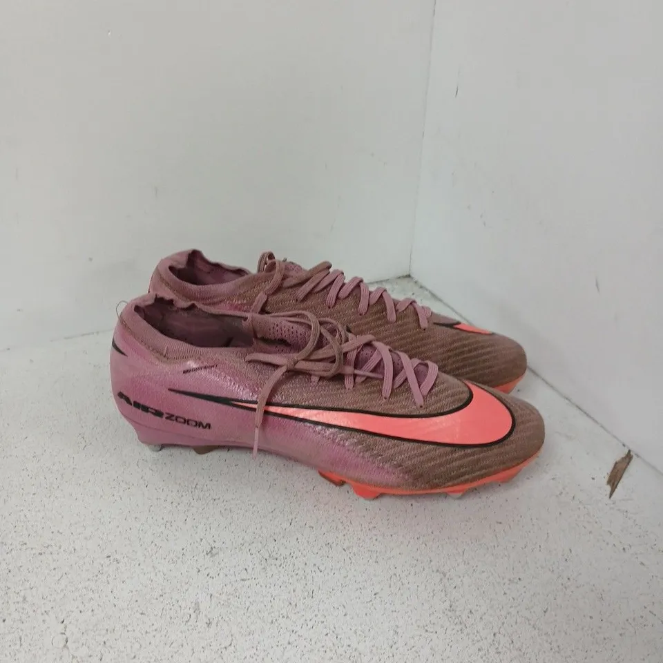 NIKE PINK MEN'S FOOTBALL BOOTS (UK 10)– USED