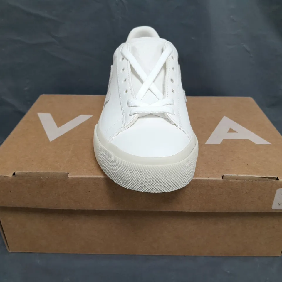 BOXED PAIR OF VEJA SHOES IN WHITE SIZE UK 4