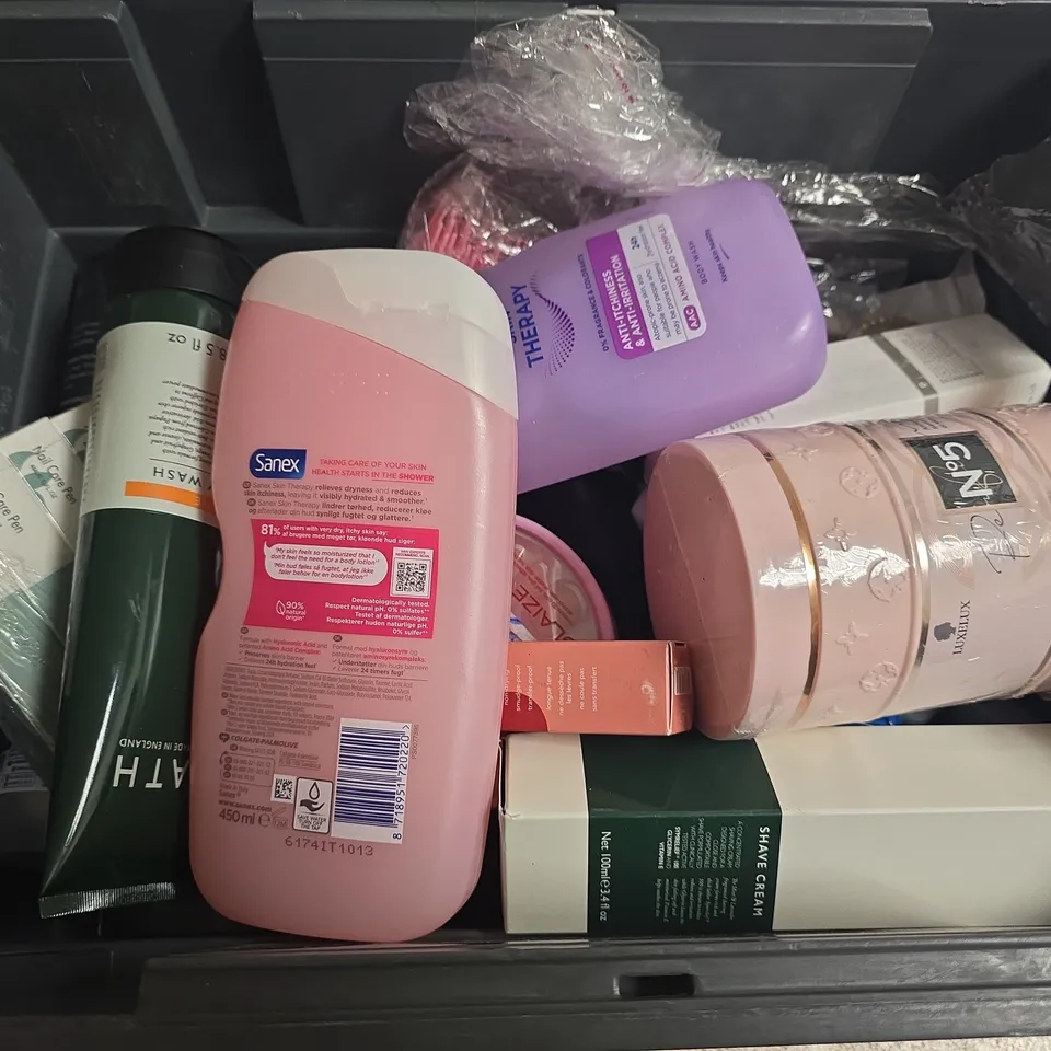 APPROXIMATELY 15 ASSORTED HEALTH & BEAUTY PRODUCTS TO INCLUDE SANEX BODY WASH, HEATH SHAVE CREAM, THE ORDINARY ALPHA ARBUTIN 2% +HA, ETC - COLLECTION ONLY