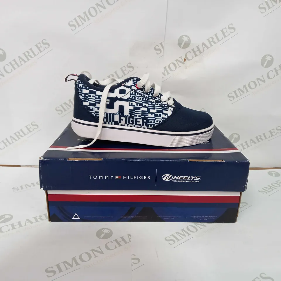 TOMMY HILFIGER / HEELYS PRO 20'S - UK 4