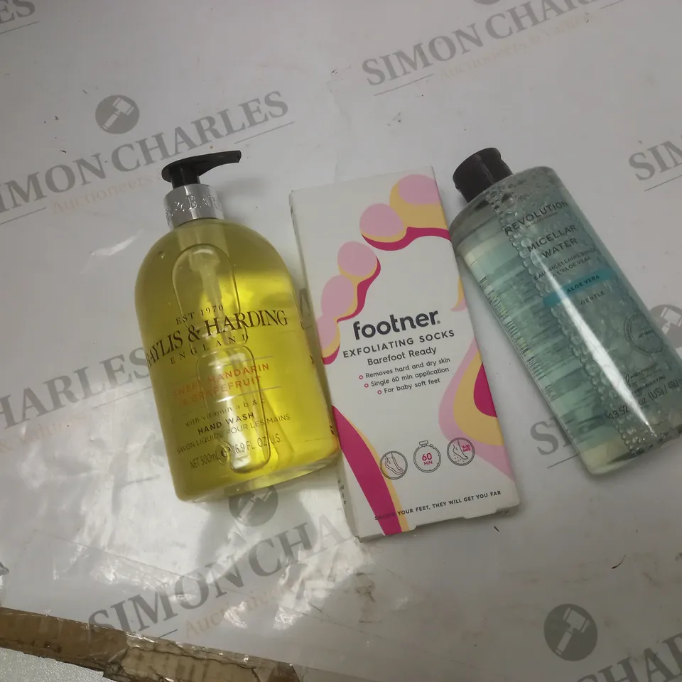 BOX OF APPROXIMATELY 15 BEAUTY PRODUCTS, TO INCLUDE BAYLISS & HARDING, FOOTNER, REVOLUTION, ETC