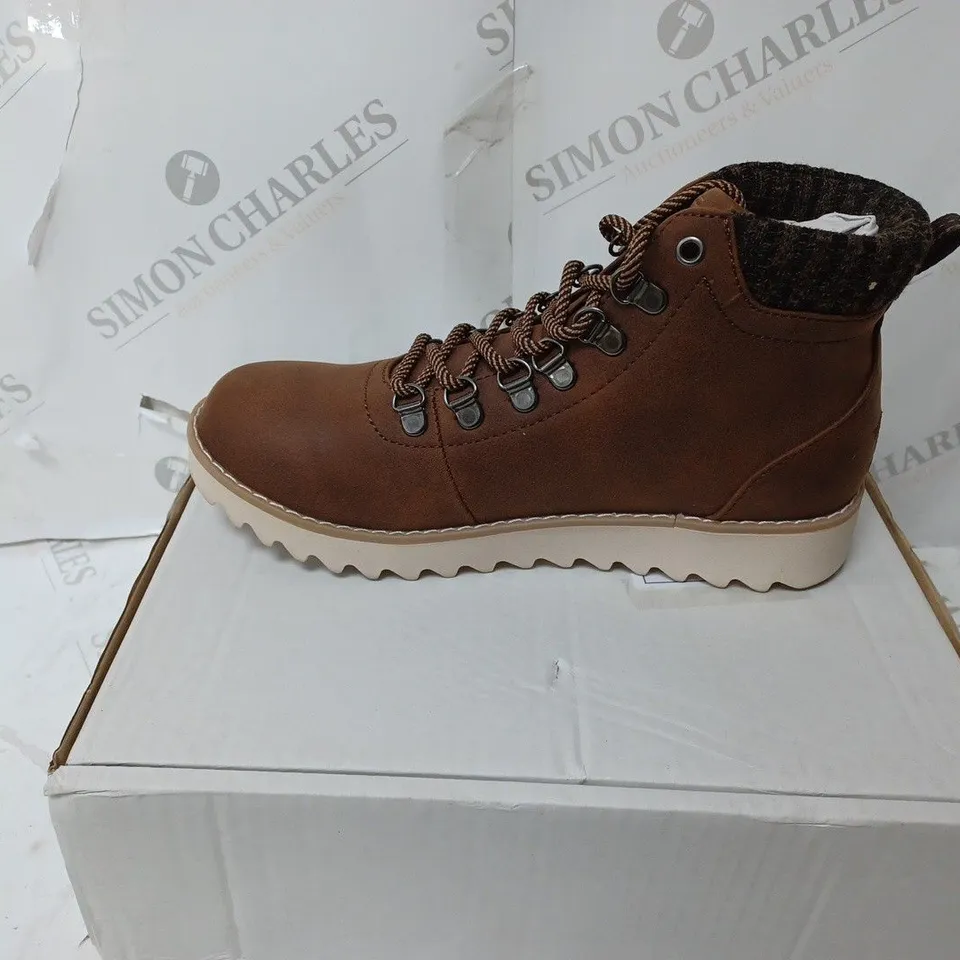 SKECHERS HIKING BOOTS BROWN - SIZE 5.5