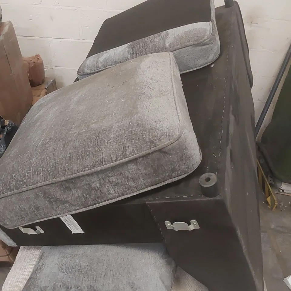PALLET CONTAINING A LARGE QUANTITY OF ASSORTED SOFA PARTS