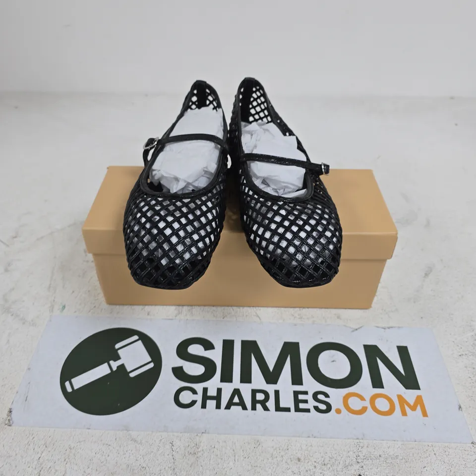 BOXED PAIR OF SIMMI LONDON CECILIA BLACK WOVEN SHOES - UK 7