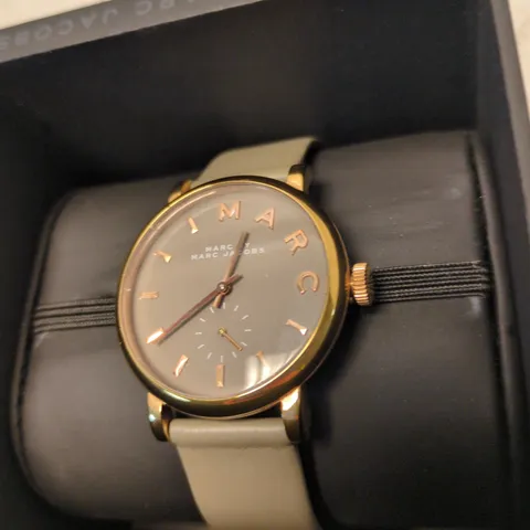 MARC BY MARC JACOBS WATCH – GOLD-TONE CASE, GREY DIAL, BEIGE STRAP