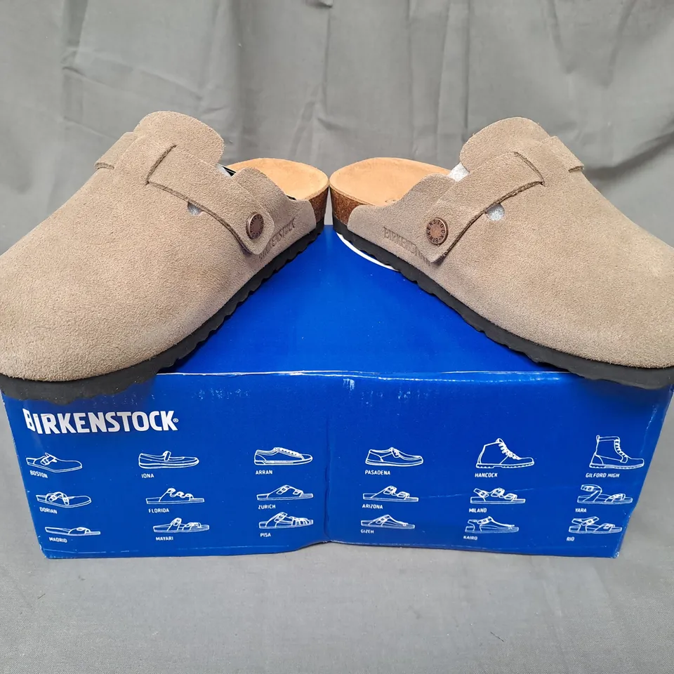 BOXED PAIR OF BIRKENSTOCK BOSTON BS SHOES IN GREY-GREEN UK SIZE 3