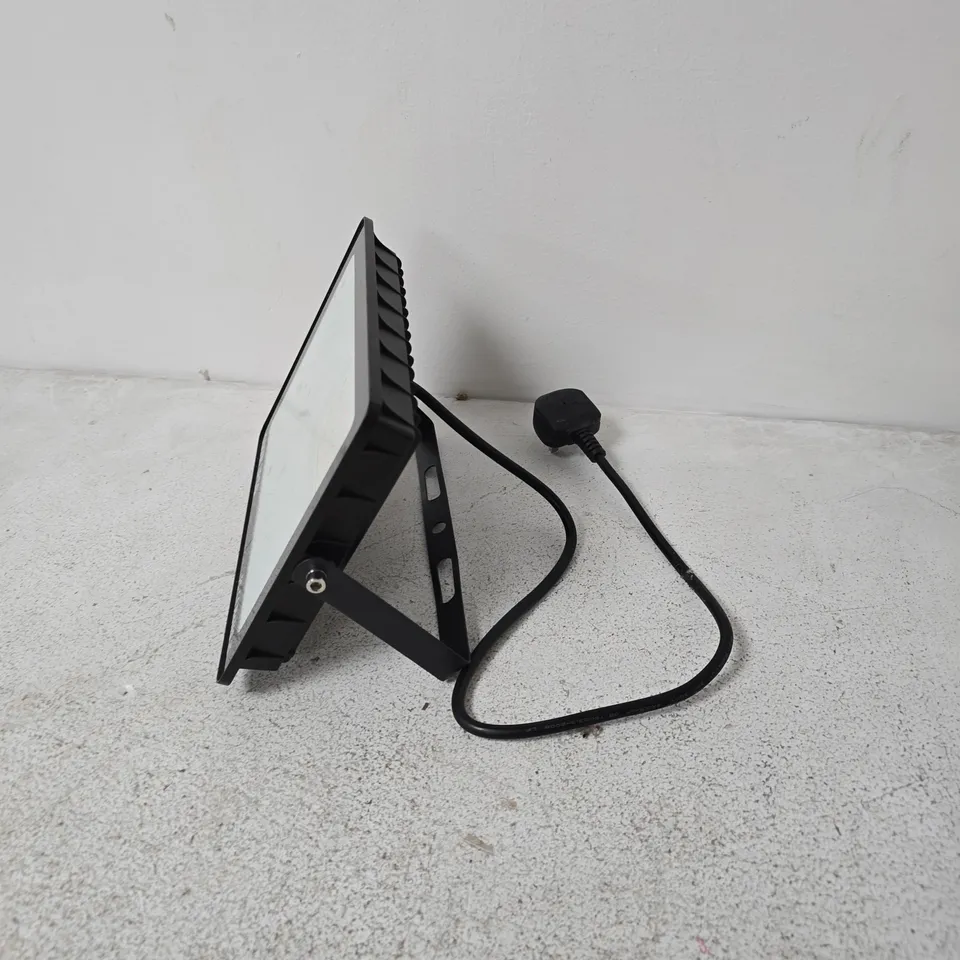 LED FLOOD LIGHT 100W IP66 WITH MOUNTING BRACKET