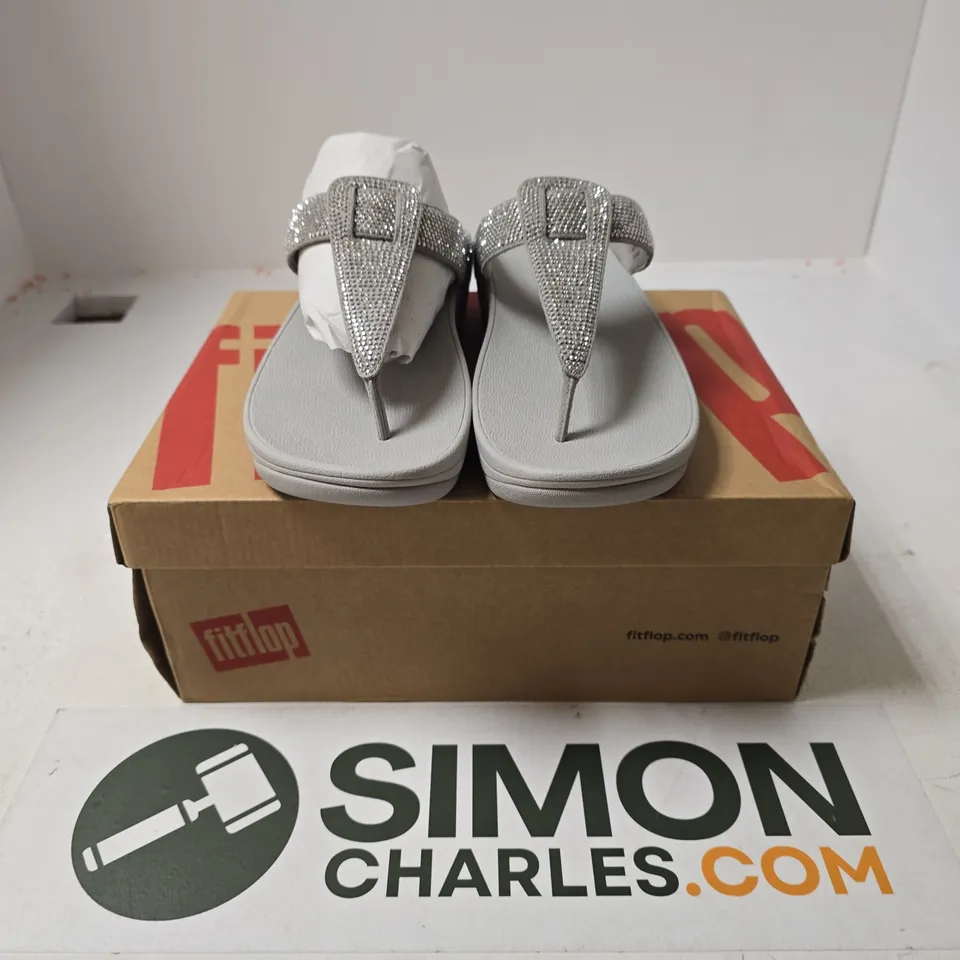 BOXED PAIR OF FITFLOP ISABELLE TOE POST SANDALS IN SILVER - UK 6