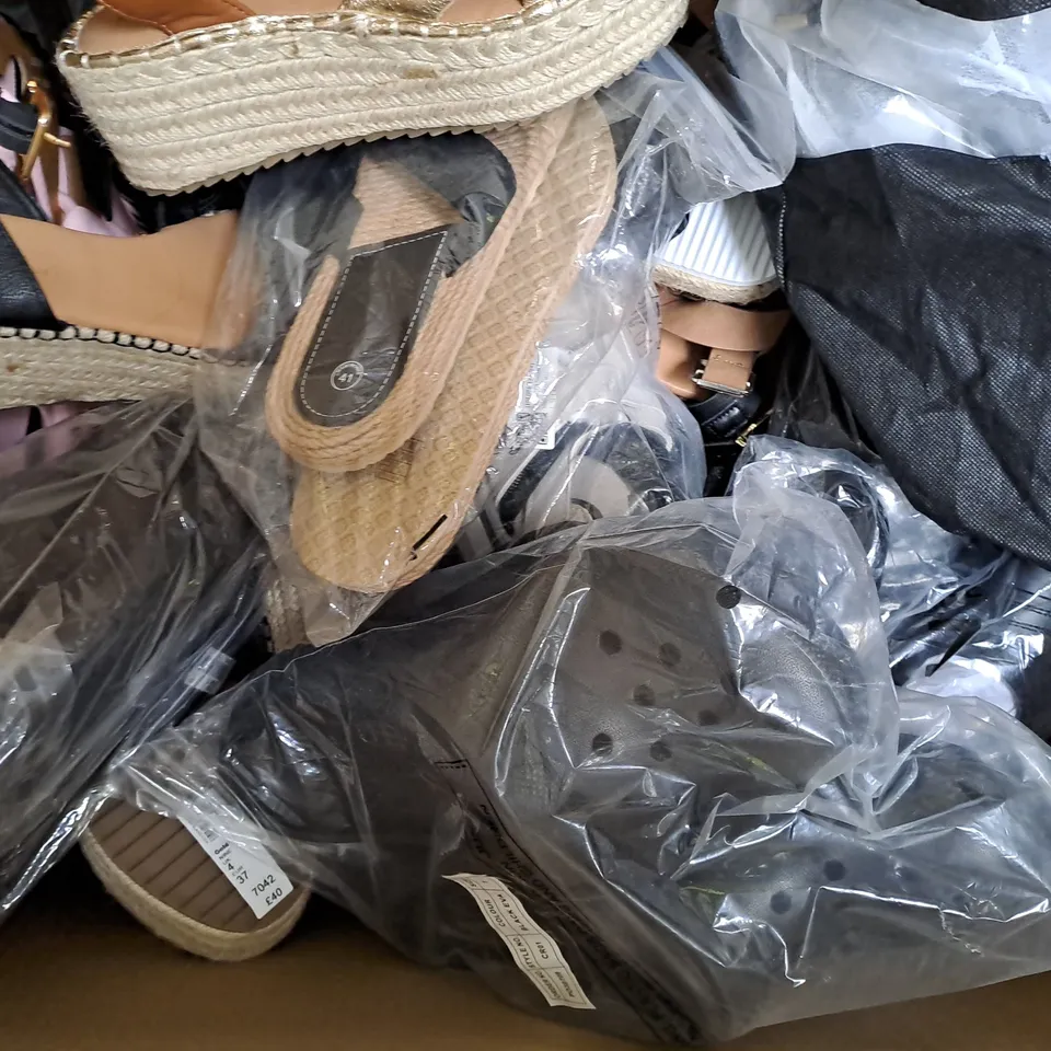 BOX OF APPROXIMATELY 15 ASSORTED PAIRS OF SHOES AND FOOTWEAR ITEMS IN VARIOUS COLOURS, STYLES, AND SIZES
