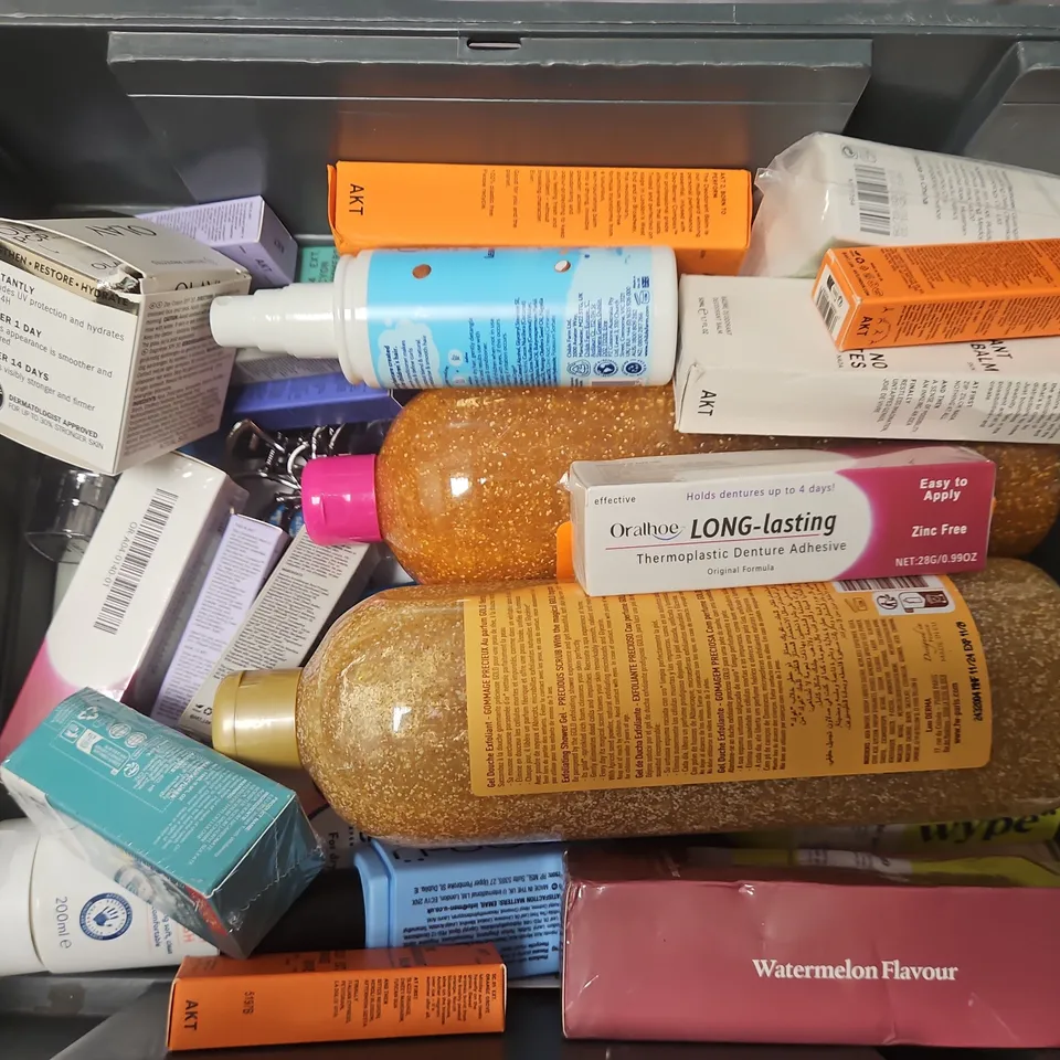 APPROXIMATELY 15 ASSORTED HEALTH & BEAUTY PRODUCTS TO INCLUDE OLAY POP REFILL COLLAGEN PEPTIDE, CETRABEN BODY WASH, LOREAL ELVIVE THICKENING SHAMPOO, ETC 