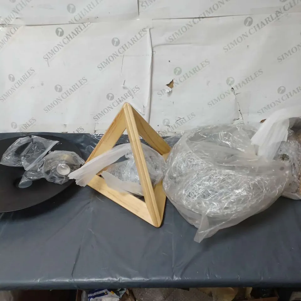 APPROXIMATELY 5 UNBOXED ASSORTED LIGHT PENDANTS IN VARIOUS STYLES ETC. 