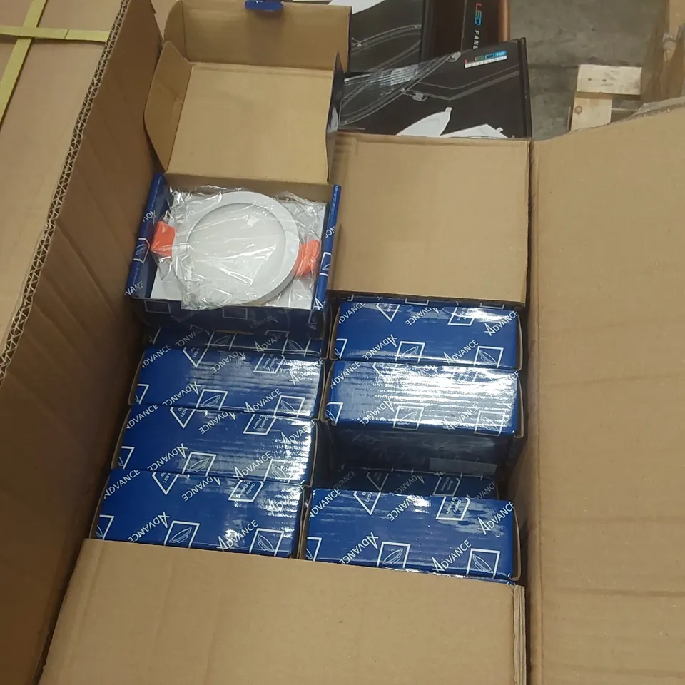 PALLET CONTAINING A VERY LARGE QUANTITY OF ASSORTED LIGHTING PRODUCTS TO INCLUDE: ADVANCE WHITE FRAME LIGHTS, LED PANEL LIGHTS ECT