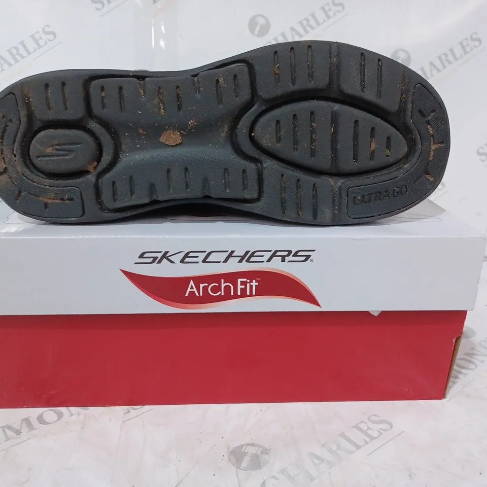 PAIR OF SKECHERS GO WALK ARCH FIT SUEDE CHUGGA BOOT BLACK, UK SIZE 7