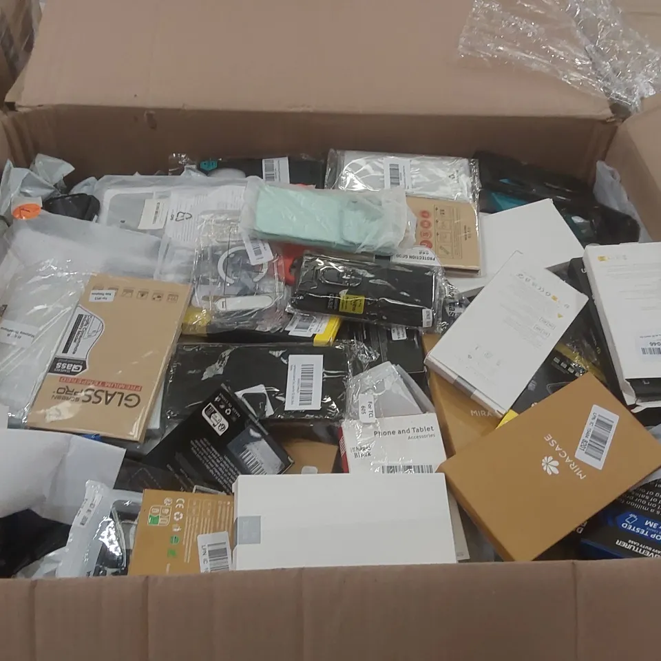 PALLET CONTAINING A VERY LARGE QUANTITY OF ASSORTED PHONE CASES/SCREEN PROTECTORS ECT