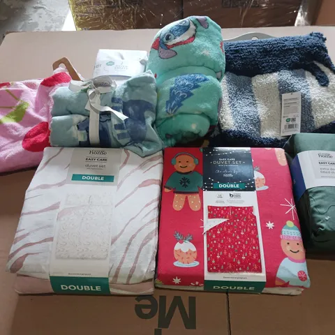 BOX OF APPROXIMATELY 12 ASSORTED BEDDING AND SOFT FURNISHING ITEMS TO INCLUDE - DUVET SET, TOWEL, AND BATH MAT ETC.