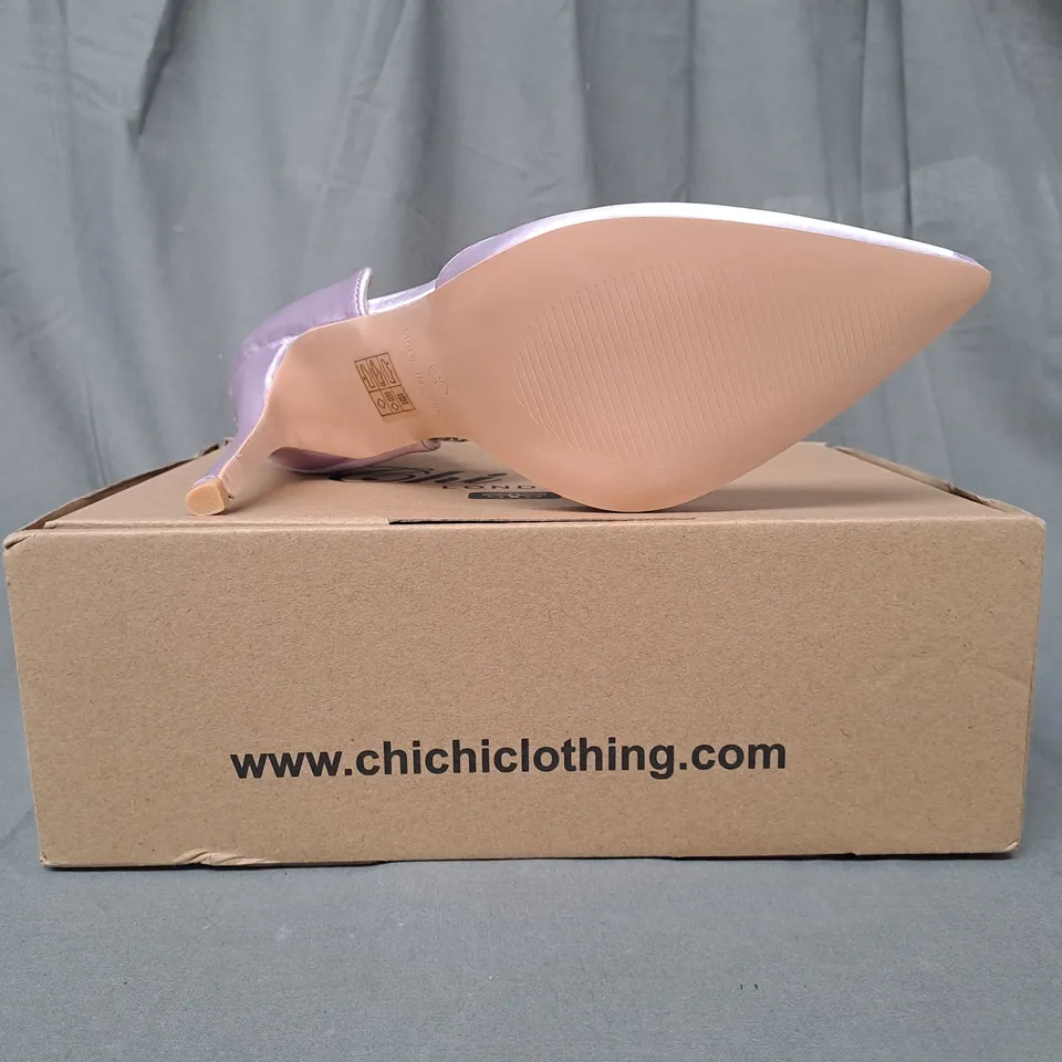 BOXED PAIR OF CHI CHI STILETTO HEEL COURT SHOES IN LILAC W. EMBELLISHED ANKLE STRAP SIZE 6