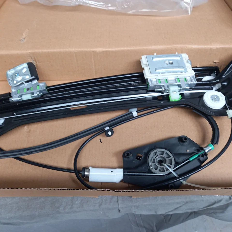 METAL FITTINGS WITH INTEGRATED MOTORISED PULLEY SYSTEM