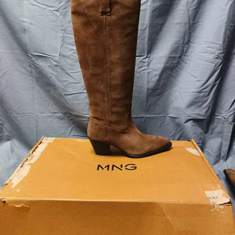 BOXED PAIR OF MANGO KNEE-HIGH SUEDE BOOTS – SIZE 40