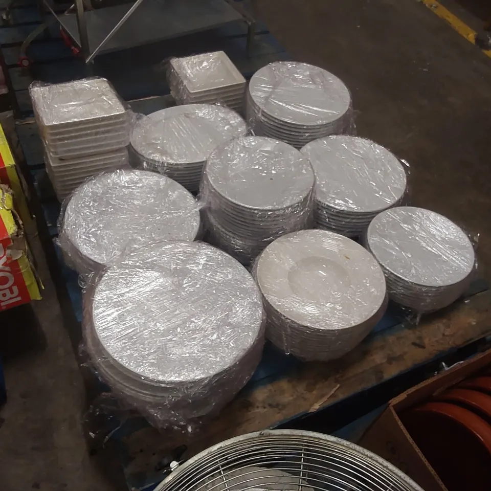 PALLET CONTAINING A LARGE QUANTITY OF ASSORTED RESTAURANT PLATES/DINNERWARE