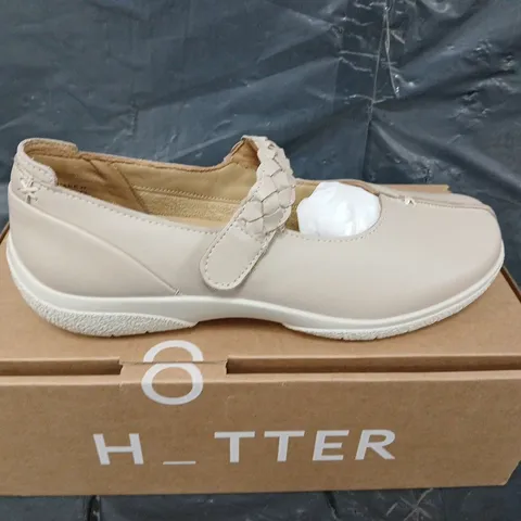 BOXED PAIR OF HOTTER SHAKE WIDE SHOES - UK SIZE 5.5