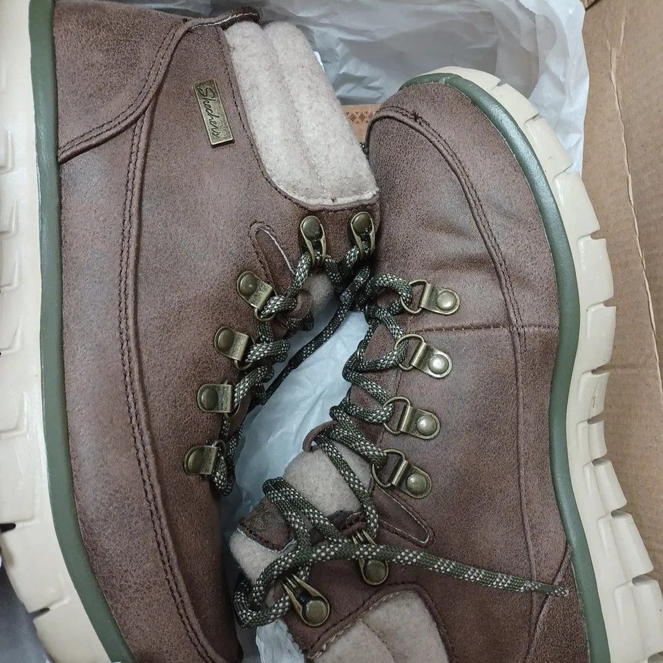 BOXED SKECHERS SYNERGY WARM TECH BOOTS, BROWN - SIZE 4