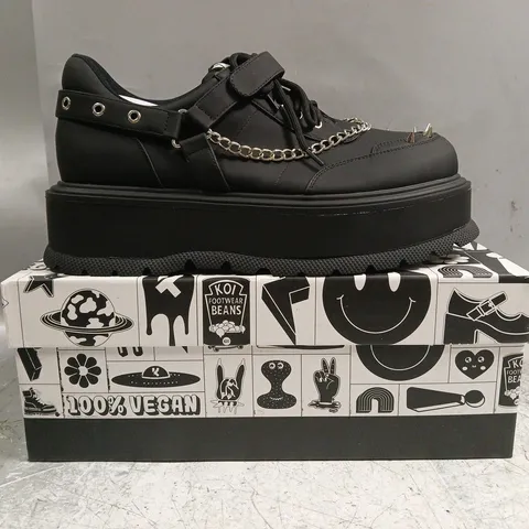 BOXED PAIR OF KOI RETROGRADE REBEL MEN'S BLACK PLATFORM SHOES IN BLACK SIZE UK 10