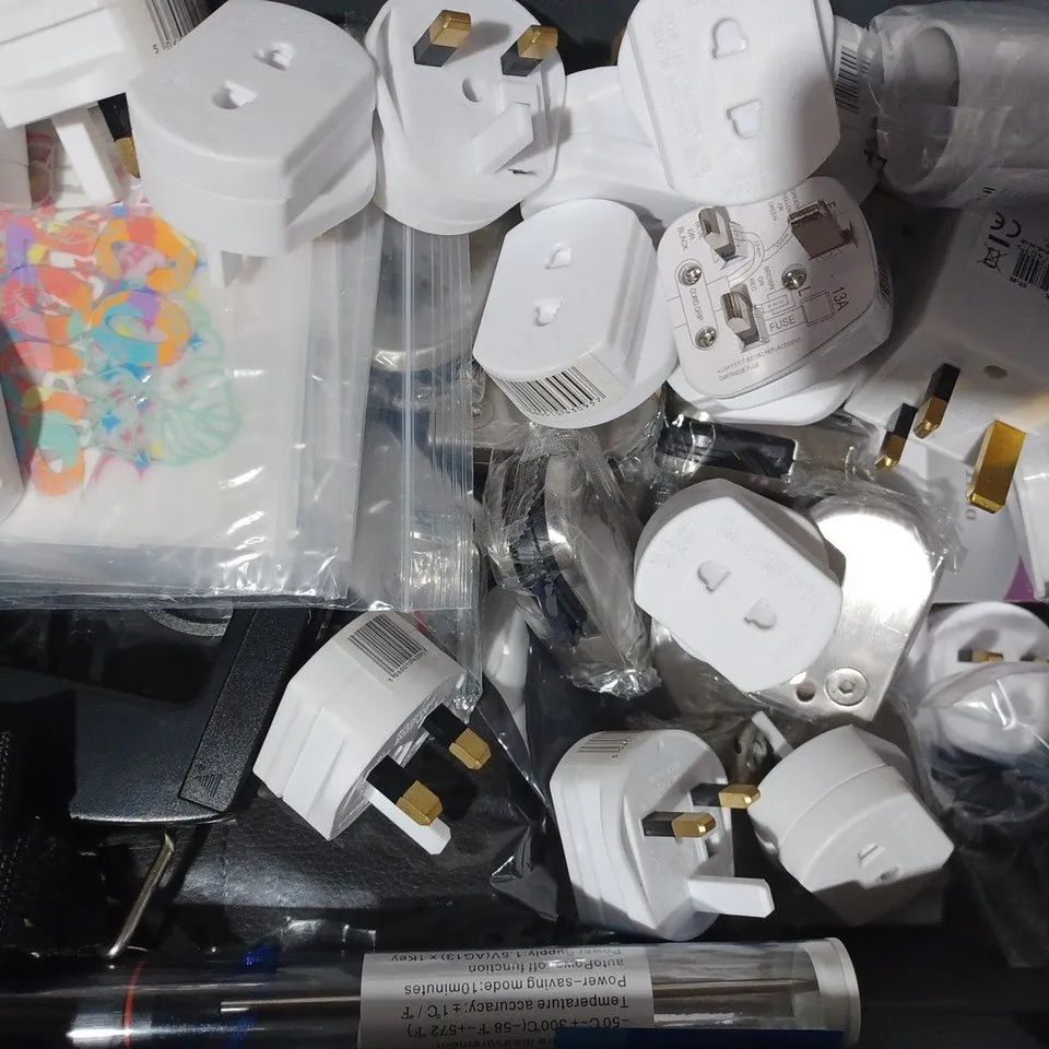 APPROXIMATELY 15 ASSORTED HOUSEHOLD ITEMS TO INCLUDE USB POWER SURGE ADAPTER, FLASH GLUCOSE MONITORING SYSTEM, UK TOURIST ADAPTOR, ETC