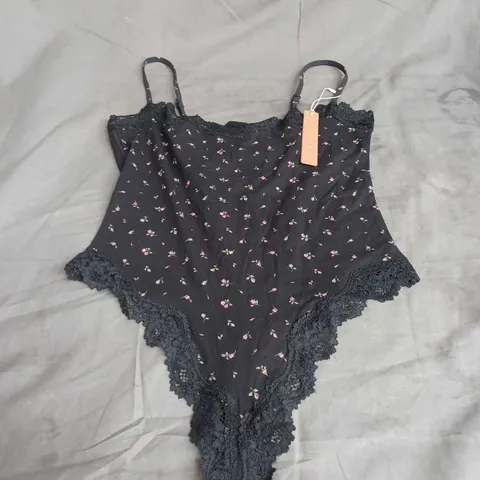 SKIMS FITS EVERYBODY LACE CAMI BODYSUITIN ONYX ROSEBUD SIZE S