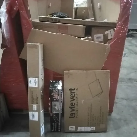 A PALLET CONTAINING ASSORTED HOUSEHOLD GOODS AND PRODUCTS TO INCLUDE; PUZZLE ACCESSORIES, RADIANT HEATER, PATIO UMBRELLA, BOXED FURNITURE ETC