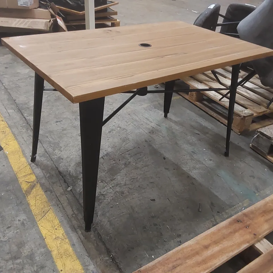 GARDEN TABLE WITH PARASOL HOLE