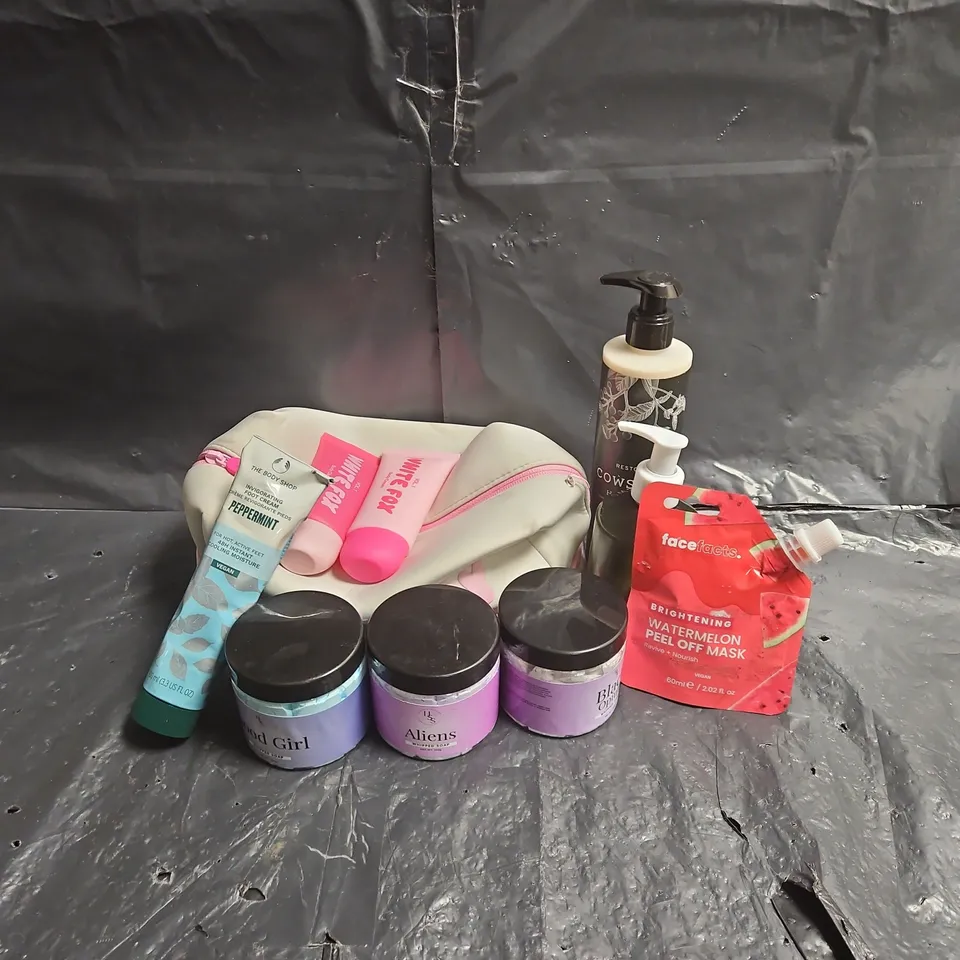 APPROXIMATEY 20 ASSORTED HEALTH AND BEAUTY PRODUCTS TO INCLUDE - WHITE FOX BODY CLEANSER - FACEFACTS WATERMELON PEEL OFF MASK - COWSHED HAND CREAM - ETC