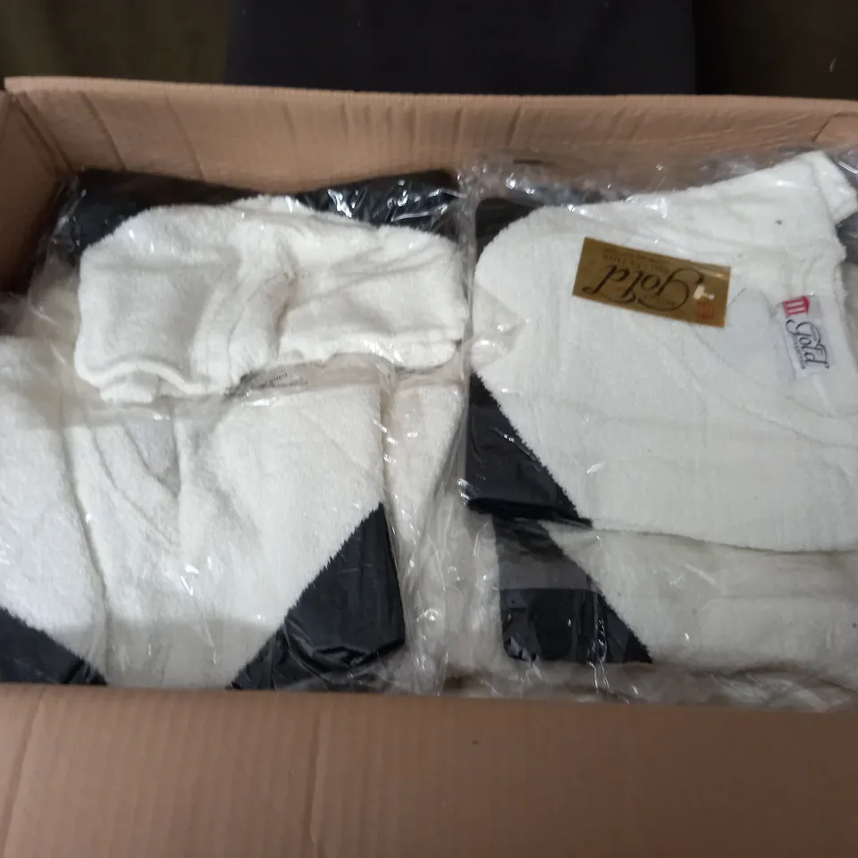 LOT OF APPROXIMATELY 30 CHEVRON KNITTED JUMPERS - SIZE UNSPECIFIED