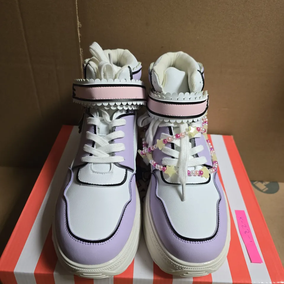 BOXED PAIR OF KOI X KETNIPZ UR A STAR HIGH TOP TRAINERS –UK 8