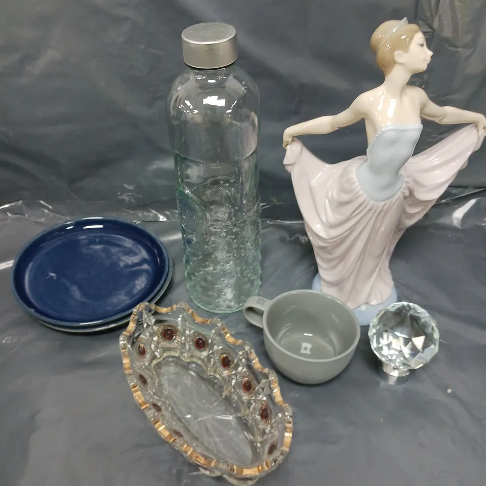 APPROXIMATELY 8 ASSORTED POTTERY/GLASSWARE PRODUCTS FROM VARIOUS MAKERS - COLLECTION ONLY	