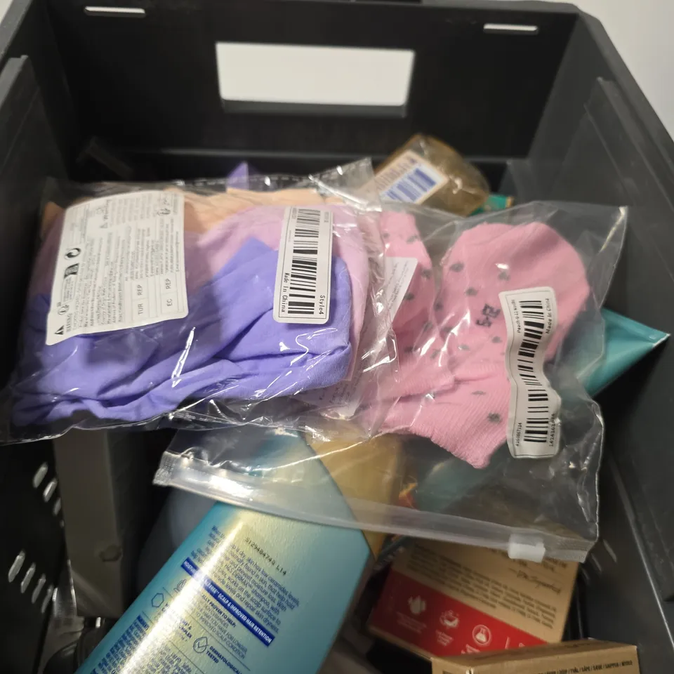 APPROXIMATELY 20 ASSORTED COSMETIC ITEMS INCLUDING VASELINE BODY OIL , MIGHTY TOOTHPASTE REFILL AND HEAD & SHOULDERS HAIR REVITALISER