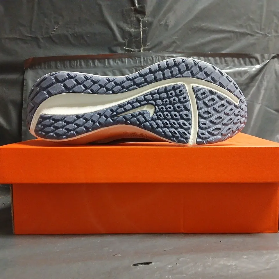 BOXED PAIR OF NIKE DOWNSHIFTER 13 TRAINERS IN WHITE/SILVER SIZE UK 6.5