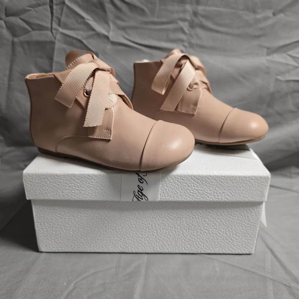 BOXED PAIR OF AGE OF INNOCENCE KIDS SHOES IN PINK SIZE EU 28