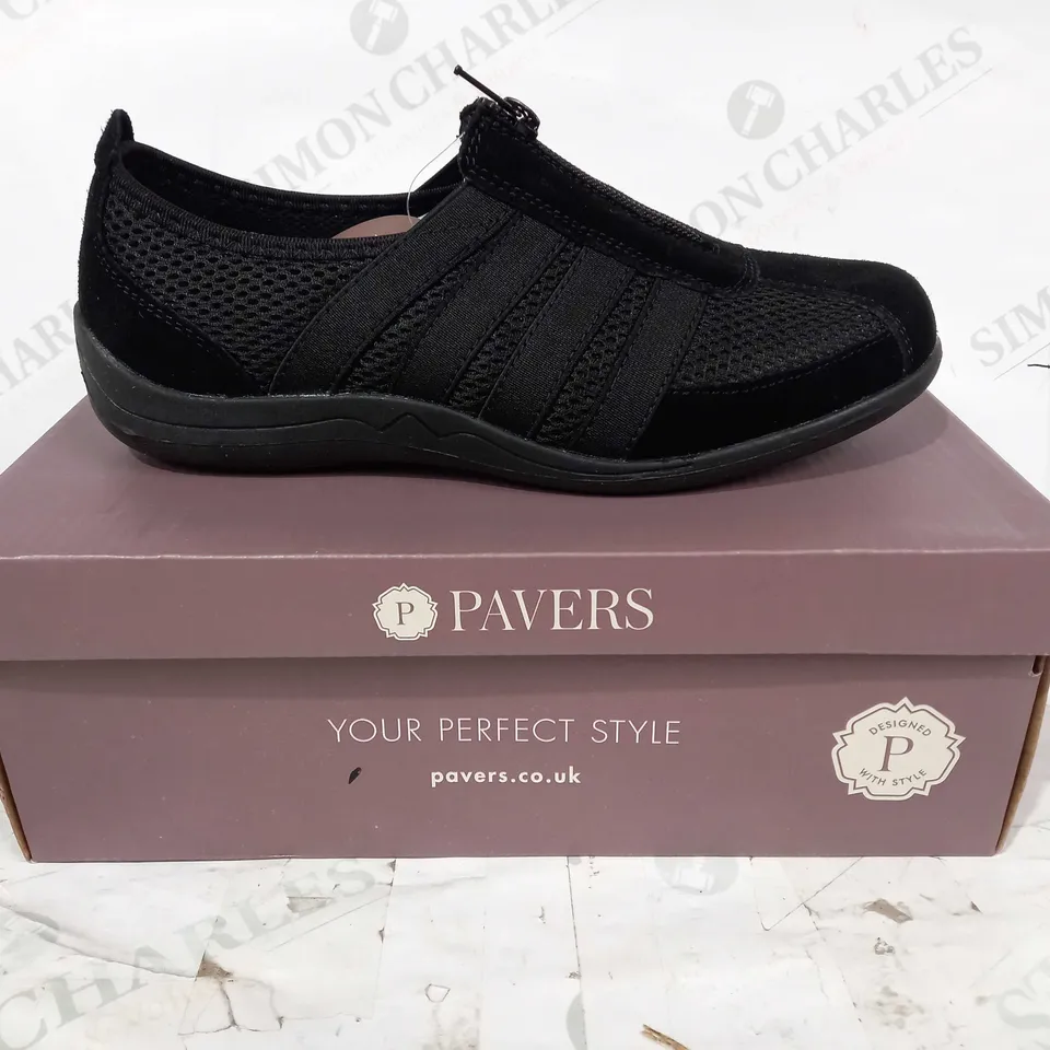 BOXED PAIR OF PAVERS MEMORY FOAM SHOES IN BLACK EU SIZE 39