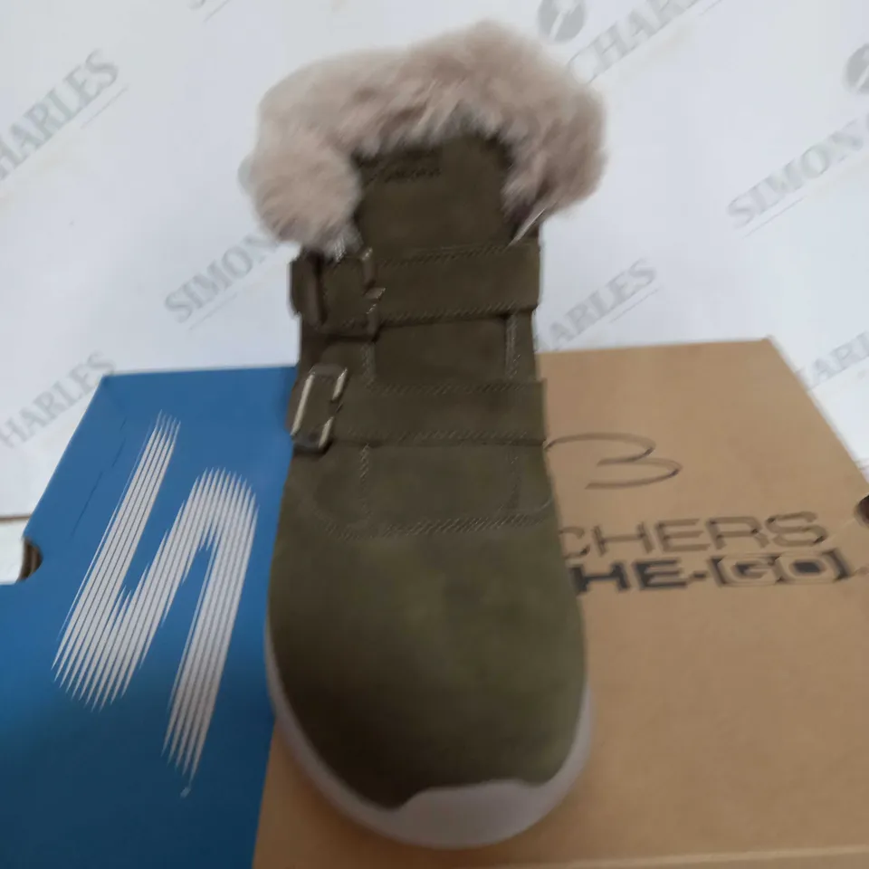 SKETCHERS ON THE GO WINTER FLING BOOT SIZE 7