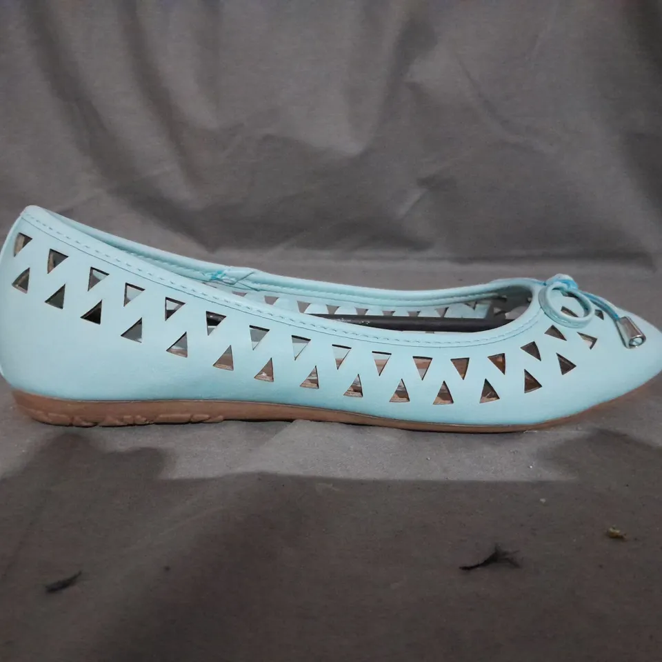 APPROXIMATELY 9 PAIRS OF FLAT SLIP ON SHOES SIZE 4 