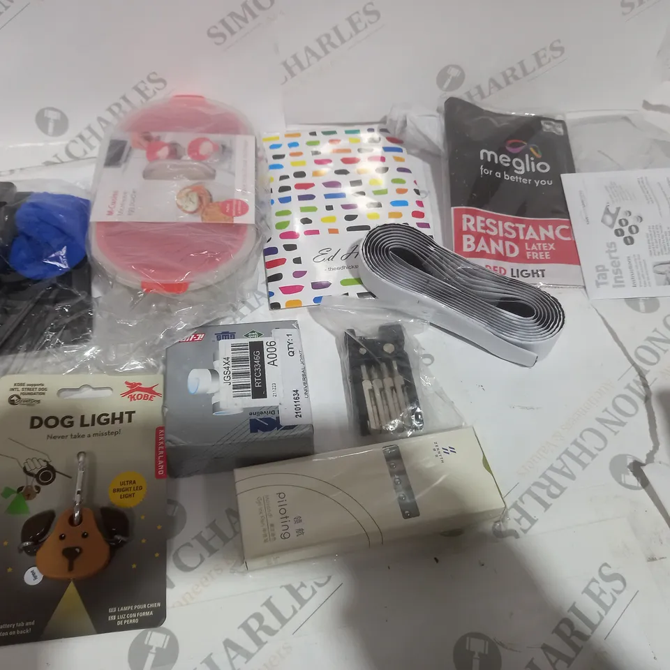 TOTE OF APPROXIMATELY 16 ASSORTED ITEMS TO INCLUDE A DOG LIGHT, A MICROWAVE EGG POACHER AND A DRILLBIT SET