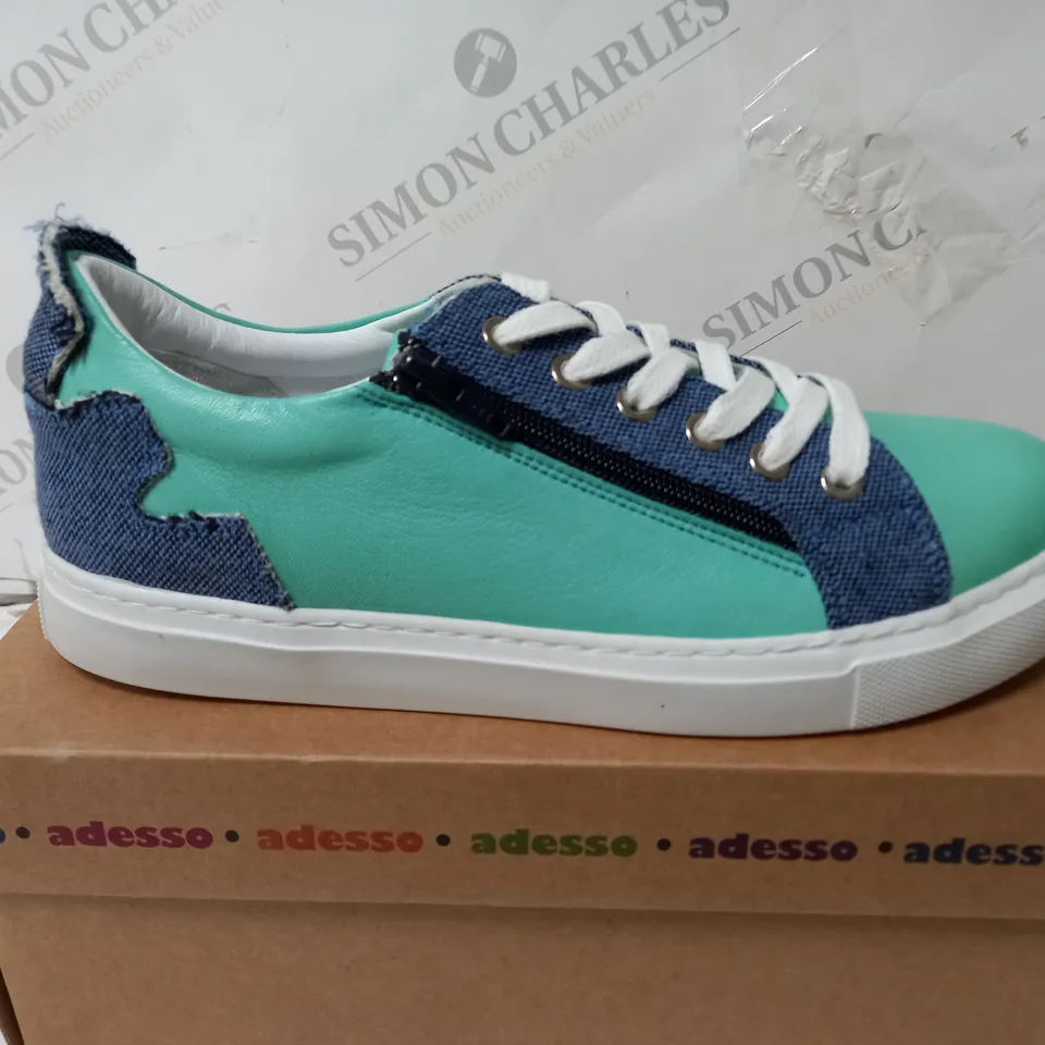 BOXED PAIR OF ADESSO FAYE ZIP TRAINERS IN BLUE/TURQUOISE - SIZE 6