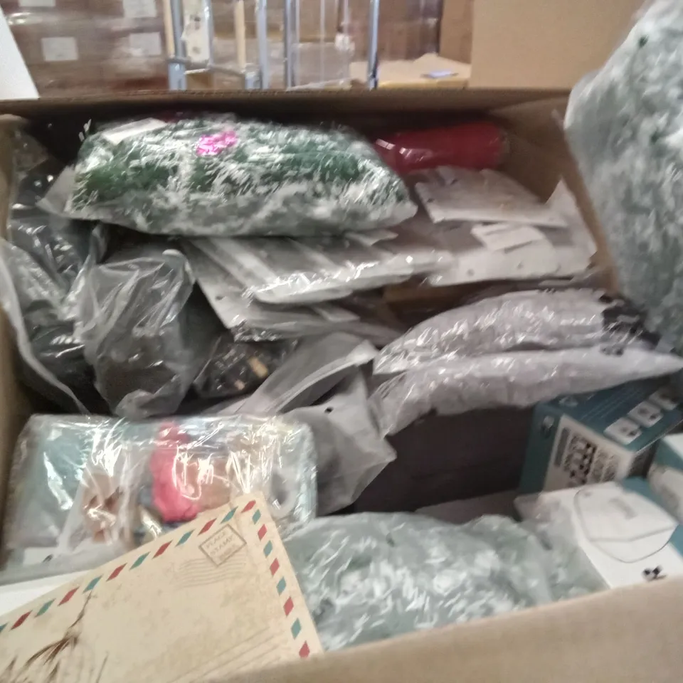 PALLET OF ASSORTED ITEMS INCLUDING WATER BALLOONS, GOLD TINSEL, CHRISTMAS BALLOONS, FACE MASK, WILLY WONKA DVD, SPORTLINE HEADBANDS