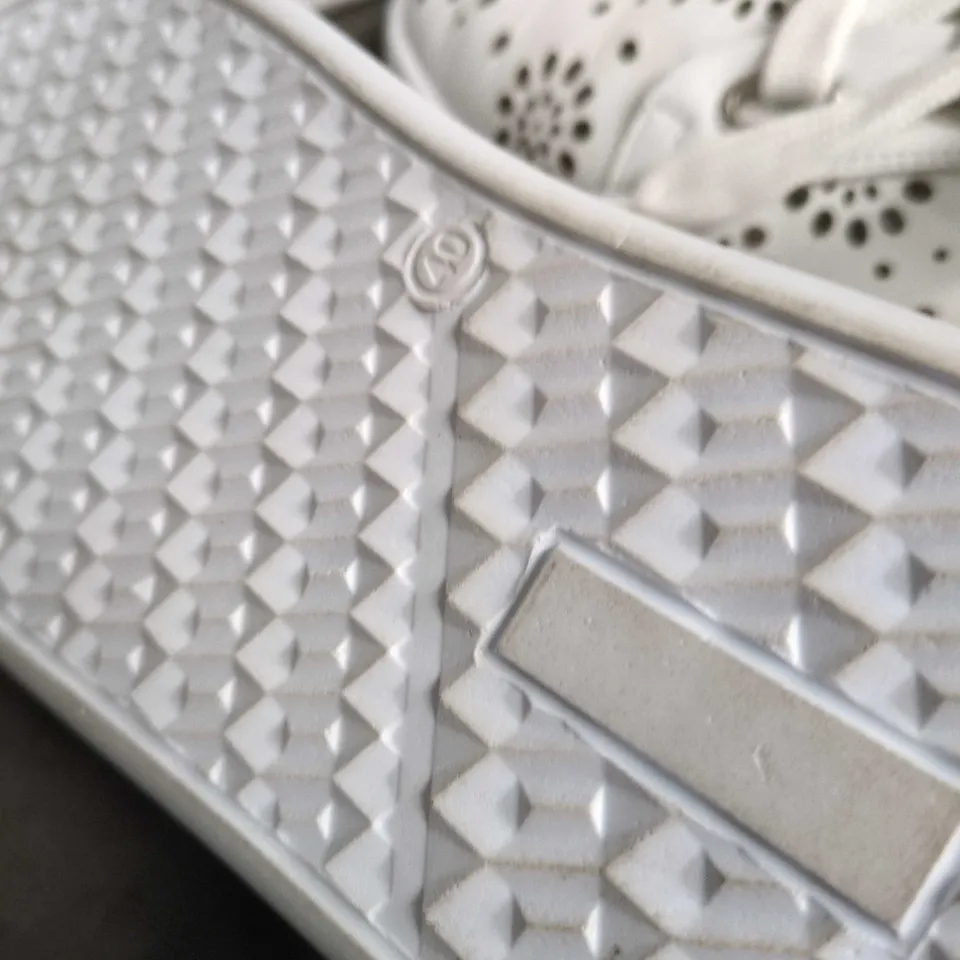 ADESSO WHITE FLORAL PERFORATED SNEAKERS – WOMEN SIZE 39