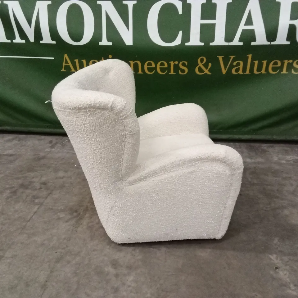 QUALITY DESIGNER WHITE BOUCLE FABRIC WINGBACK ARMCHAIR ON FEET AND FRONT CASTORS